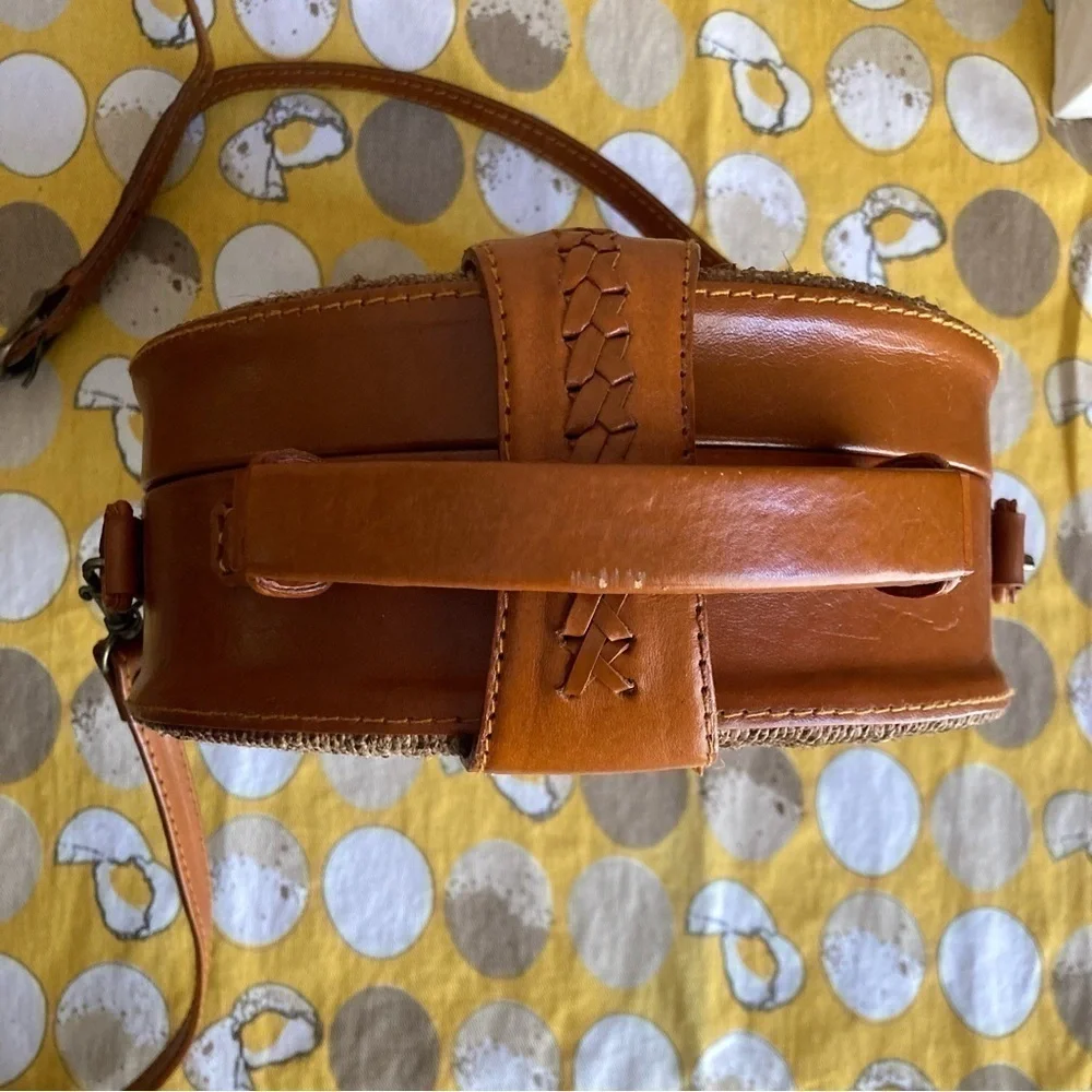 Vintage look round canteen crossbody purse